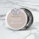 Silver Retro Disco Groovy Vrijgezellenfeest Ronde Button 3,2 Cm<br><div class="desc">Stap terug in de tijd met onze Retro Disco Ball Bridal Shower Invitations & Decor collectie. Dompel jezelf onder in de nostalgie van de jaren 70 met gedempte beige en grijze bogen, versterkt door groovy zilveren glitterlettertypen. De iconische retro discobal staat centraal en roept een tijdperk van disco-glamour op, terwijl...</div>