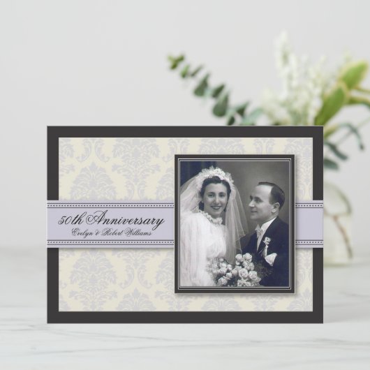 Silver Ribbon Damask Jubileum Party Invitation Kaart (Staand voorkant)