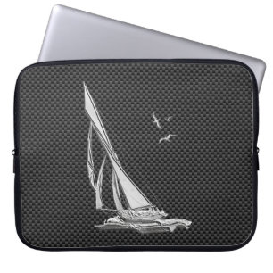 Silver Sailboat Regatta over koolstofvezel Laptop Sleeve