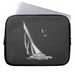 Silver Sailboat Regatta over koolstofvezel Laptop Sleeve