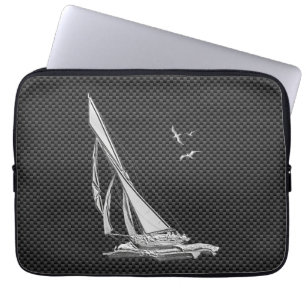 Silver Sailboat Regatta over koolstofvezel Laptop Sleeve