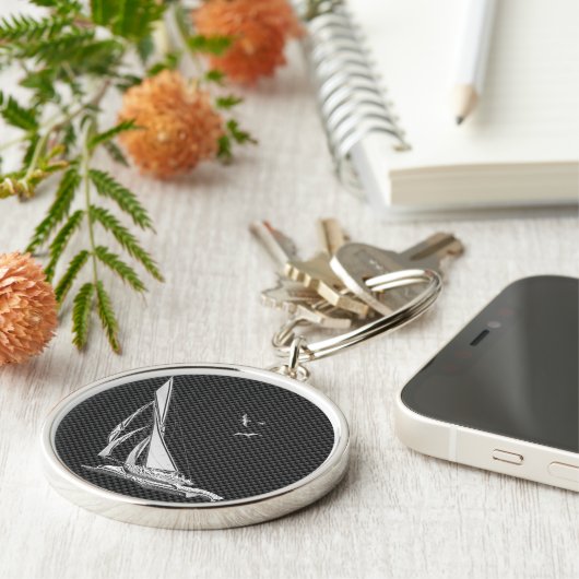 Silver Sailboot op het koolstofvezeldecor Sleutelhanger (Zijkant)