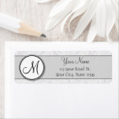 Silver Snow Floral Wisps & Stripes met monogram Etiket (Insitu)