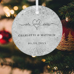 Silver snow noemt de heer mevrouw elegant new weds glas ornament<br><div class="desc">Gedrooid met de heer Mrs met een hart. Een faux zilveren achtergrond met nepsneeuwvlokken,  sneeuwkristallen. Pas uw namen en uw trouwdatum aan en voeg deze toe. Zwarte tekst.</div>