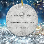 Silver snow noemt de heer mevrouw elegant new weds keramisch ornament<br><div class="desc">Gedrooid met de heer Mrs met een hart. Een faux zilveren achtergrond met nepsneeuwvlokken,  sneeuwkristallen. Pas uw namen en uw trouwdatum aan en voeg deze toe. Zwarte tekst.</div>