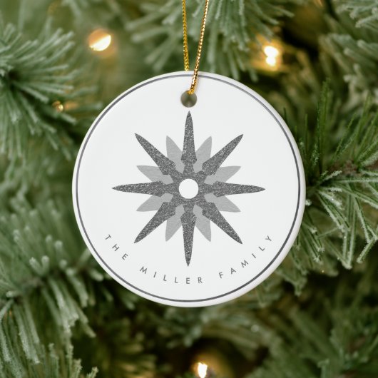 Silver Snowflake | Familienaam Monogram & Datum Keramisch Ornament (Boom)