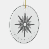 Silver Snowflake | Familienaam Monogram & Datum Keramisch Ornament (Rechts)