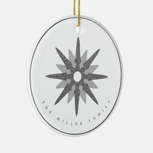 Silver Snowflake | Familienaam Monogram & Datum Keramisch Ornament (Rechts)