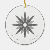 Silver Snowflake | Familienaam Monogram & Datum Keramisch Ornament (Voorkant)