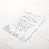 Silver Snowflake Winter Birthday Folie Uitnodiging (Gedraaid)