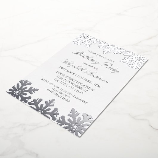 Silver Snowflake Winter Birthday Folie Uitnodiging (Gedraaid)