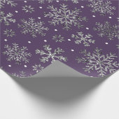 Silver Snowflakes Paarse patroon Cadeaupapier (Hoek)