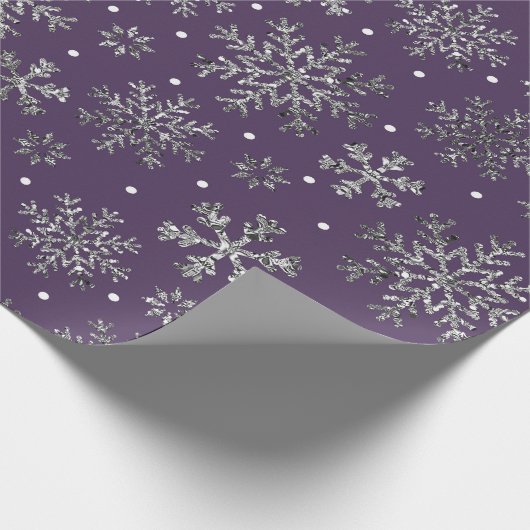 Silver Snowflakes Paarse patroon Cadeaupapier (Hoek)