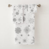 Silver Snowflakes White Design Bad Handdoek (Insitu)