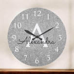 Silver Sparkle Glitter Monogram Naam en Initiaal Grote Klok<br><div class="desc">Silver Sparkle Glitter Monogram Name en Initiaal Serving Wall Clock. De Wall Clock maakt het perfecte cadeau voor iemand die van zilveren glans houdt.</div>