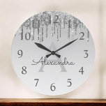 Silver Sparkle Glitter Monogram Naam en Initiaal Grote Klok<br><div class="desc">Silver Ombre Dripping Sparkle Glitter Monogram Name and Initiaal Serving Wall Clock. De Wall Clock maakt het perfecte cadeau voor iemand die van zilveren glans houdt.</div>