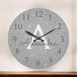 Silver Sparkle Glitter Monogram Naam en Initiaal Grote Klok<br><div class="desc">Silver Sparkle Glitter Monogram Name en Initiaal Serving Wall Clock. De Wall Clock maakt het perfecte cadeau voor iemand die van sparkle en glitter houdt.</div>