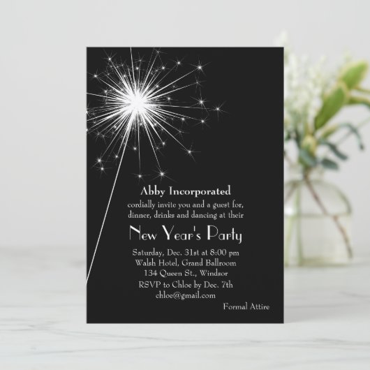 Silver Sparklers Nieuwjaarsfeest Uitnodiging (Staand voorkant)