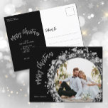 Silver Stars Foto Merry KerstBlack Feestdagenkaart<br><div class="desc">Zilveren sterren, cirkels en stippen op zwart omringen je favoriete foto met je namen en een prettige kerstgroet in het teken en je persoonlijke groet op de achterkant van deze briefkaarten. *GEBRUIK EEN HORIZONTALE FOTO voor beste resultaten of bewaar uw foto aan een vierkant alvorens te uploaden. Meer objecten in...</div>