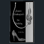 Silver Stiletto & Treble Cleft 21st Birthday Klein Cadeauzakje<br><div class="desc">Op maat gesneden, elegante 21e verjaardag feestjes voor verjaardagsfeestjes met glitz en glamour. De mooie zilverkleurige en zwarte loten van vrouwen met een verbluffende glamoureuze bedrukte afbeeldingen neushoorn, glitter, sequins, diamanten met juwelen met een glans van hoge hakken, stilettos mode shoe, en glittery Silver en zwarte treble splitft op een...</div>