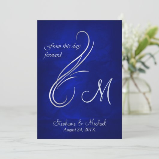 Silver Swirl Monogram Bright Blue Wedding Kaart (Staand voorkant)