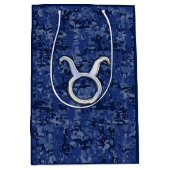 Silver Taurus Zodiac Sign Navy Blue Digital Camo Medium Cadeauzakje (Voorkant)
