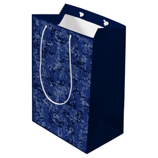 Silver Taurus Zodiac Sign Navy Blue Digital Camo Medium Cadeauzakje (Achterkant Gekanteld)