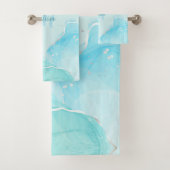 Silver Turtle Light Blue Marble Monogram Jouw naam Bad Handdoek (Insitu)