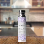 Silver violet glitter elegant bruiloft waterfles<br><div class="desc">Faux zilver uitziende achtergrond versierd met violet,  lavendel gekleurd en faux glitter schittert. Personaliseer en voeg uw namen en een datum toe. Zwarte letters.</div>