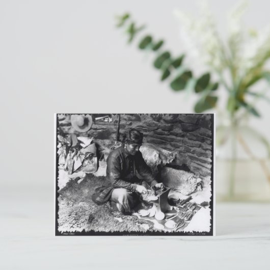 Silversmith at work, c.1914 briefkaart (Staand voorkant)