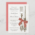 Silverware en Red Checkered Rehearsal Dinner Kaart<br><div class="desc">Nodig uw gasten uit voor een comfortabel en casual repetitief diner met deze repetitieve avondmaaltijd met zilverwerk en een rode ingedrukte achtergrond van tafelkleden.</div>