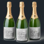 Silvery Glitter Glam Monogram 21st Birthday Sparkling Wijnetiket<br><div class="desc">Creëer uw eigen 21e verjaardag sprankelende wijnlabels voor haar speciale mijlpaalviering. Het monogram bewaren of verwijderen. Pas de fancy kalligrafiescriptstijlen aan. Faux sparkly wit, grijs en zilver glitter tegen een coördinerende faux zilverachtig grijs ombre geborsteld metaal folie grafisch afbeelding. Alle schittering en glans in dit moderne meisjesontwerp zijn digitale graphics....</div>