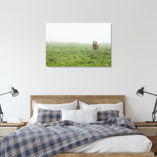 Simmental Bull in mistig groen weiland Canvas Afdruk (Insitu (Slaapkamer))