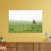 Simmental Bull in mistig groen weiland Canvas Afdruk (Insitu (Woonkamer))