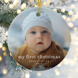 Simpel Mijn Eerste Kerst Baby Foto Keramisch Ornament<br><div class="desc">Simple My First Christmas Baby Photo Ceramic Ornament is een stijlvol modern vakantie ornament met baby's naam in klassieke typografie in het wit over uw foto op ware grootte.</div>