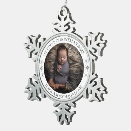 Simpel Mijn Eerste Kerstmis Gepersonaliseerde Baby Tin Sneeuwvlok Ornament (Rechts)