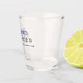 Simpele marineblauwe bruidsmeisjesjurk met naam shot glas (Rechts)