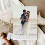 simpele script newlyweds bruiloft foto bedankkaart<br><div class="desc">het ontwerp van de zwarte tekstbekleding met het moderne handschrift en een mooie foto van de newlyweds ,  het afbeelding en de tekst kunnen worden gepersonaliseerd .</div>