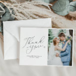simpele script zwarte en witte trouwfoto bedankkaart<br><div class="desc">Een moderne,  eenvoudige bruiloft bedankt je kaart met een geweldig zwart script en een persoonlijke foto van de bruid en bruom. Voeg een persoonlijk dankwoord toe aan uw gasten.</div>