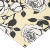 Simple Black And White Roses In A Graphic Style  Tafelkleed (Gekanteld)