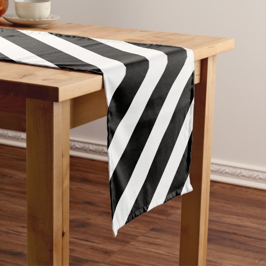 Simple Black and White Stripes at Angle Pattern Korte Tafelloper (Voorbeeld)