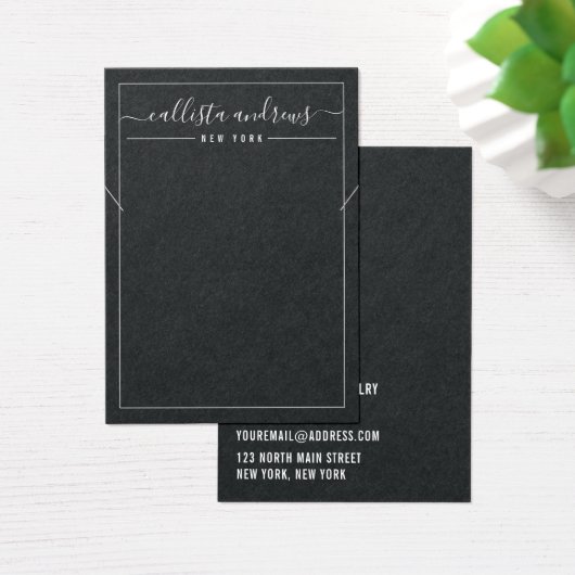 Simple Black Paper Cursive Ketting Display Kaart (Bureau)