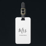 Simple Black White Mrs Last Name Pas getrouwd Brid Bagagelabel<br><div class="desc">Eenvoudig bagagelabel met "Mrs." in een elegant script samen met uw achternaam in zwart op een witte achtergrond. Dit moderne bagagelabel maakt het perfecte trouwcadeau voor een nieuw bruid voor haar huwelijksreis.</div>