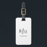 Simple Black White Mrs Last Name Pas getrouwd Brid Bagagelabel<br><div class="desc">Eenvoudig bagagelabel met "Mrs." in een elegant script samen met uw achternaam in zwart op een witte achtergrond. Dit moderne bagagelabel maakt het perfecte trouwcadeau voor een nieuw bruid voor haar huwelijksreis.</div>