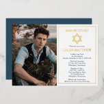 Simple Blue Photo Star van David Bar Mitzvah - Gol Folie Uitnodiging<br><div class="desc">Een gouden folie ster van David samen met de woorden "Bar Mitzvah" en de naam van uw zoon met een eenvoudig overzicht van het rechthoekige lijst accent geven dit fotoontwerp een onderschatte look die klassiek en elegant is. Voeg gewoon de foto, de naam en de balie-Mitzvah-ceremonie van uw kind en...</div>