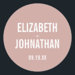 Simple Boho Dusty Roos Typography Wedding Ronde Sticker<br><div class="desc">Pas de aangepaste tekst hierboven aan. U kunt extra coördinerende punten in ons "Eenvoudige Boho Dusty Roos Typography Wedding" collectie vinden. ***GELIEVE OPMERKING: ALLE FORMULERING EN TEKST EN ACHTERGRONDKLEUR IS TOEGEDIEND. U kunt alle woorden veranderen en u kunt de tekstkleur ook veranderen. Voor punten die een gekleurde achtergrond hebben, kunt...</div>