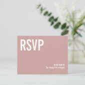 Simple Boho Dusty Roos Typography Wedding RSVP Uitnodiging Briefkaart (Staand voorkant)