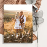 Simple Boho | Legant Script Photo Save the Date Aankondigingskaart<br><div class="desc">Deze eenvoudige en boho bruiloft bewaart het datum briefkaart kenmerkt uw persoonlijke foto op de voorzijde,  met elegante moderne handgeschreven manuscripttypografie. De achterkant van het briefkaart is zwart-wit en heeft genoeg ruimte voor al je trouwgegevens.</div>