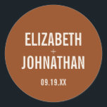 Simple Boho Terracotta Typography Wedding Ronde Sticker<br><div class="desc">Pas de aangepaste tekst hierboven aan. U kunt extra coördinerende punten in ons "Eenvoudige Boho Typography Wedding Suite" collectie vinden. ***GELIEVE OPMERKING: ALLE FORMULERING EN TEKST EN ACHTERGRONDKLEUR IS TOEGEDIEND. U kunt alle woorden veranderen en u kunt de tekstkleur ook veranderen. Voor punten die een gekleurde achtergrond hebben, kunt u...</div>