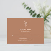 Simple Botanical Burnt Oranje Wedding RSVP Kaart (Staand voorkant)